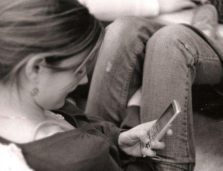 girl-texting-photo-by-woohoo_megoo-on-flickr